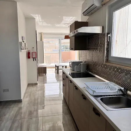 Privat bolig F6 1, Private One Small Double Bed Shared Bathroom In Shared Flat Msida