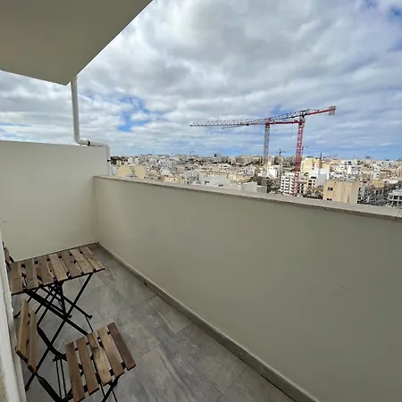 F6 1, Private One Small Double Bed Shared Bathroom In Shared Flat Msida