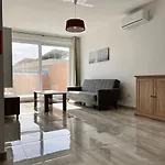 F6 1, Private One Small Double Bed Shared Bathroom In Shared Flat ホームステイ *