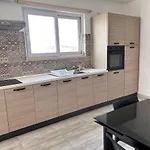 F6 1, Private One Small Double Bed Shared Bathroom In Shared Flat Quarto em Acomodações Particulares