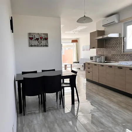 F6 1, Private One Small Double Bed Shared Bathroom In Shared Flat *