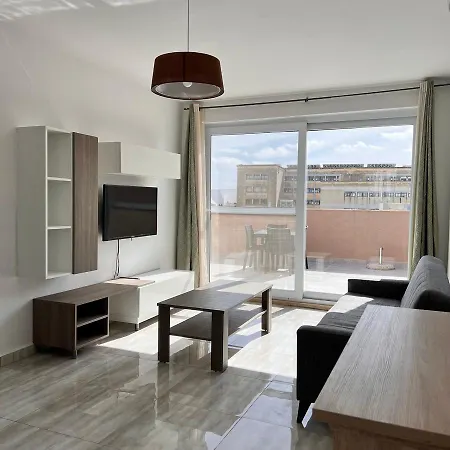 F6 1, Private One Small Double Bed Shared Bathroom In Shared Flat Δωμάτια σε οικογενειακή κατοικία *