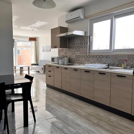 F6 1, Private One Small Double Bed Shared Bathroom In Shared Flat Msida