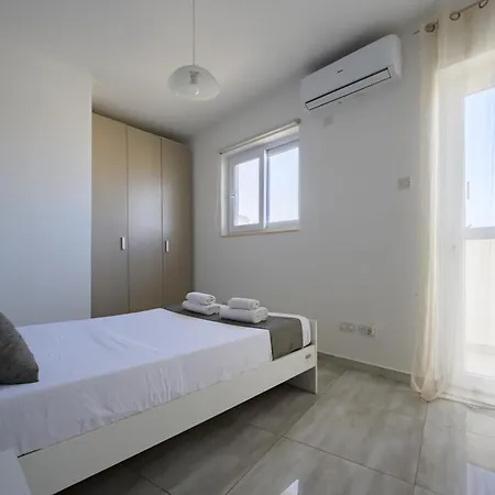 Séjour chez l'habitant F6 1, Private One Small Double Bed Shared Bathroom In Shared Flat
