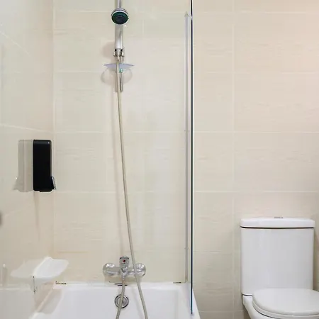 F6 1, Private One Small Double Bed Shared Bathroom In Shared Flat Séjour chez l'habitant