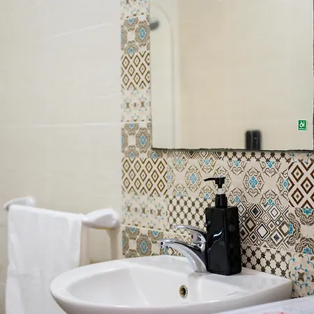 F6 1, Private One Small Double Bed Shared Bathroom In Shared Flat Séjour chez l'habitant *