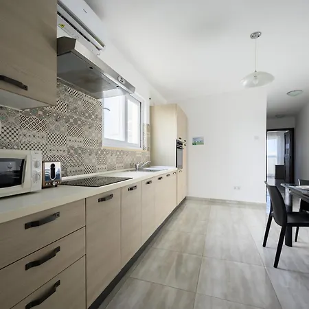 F6 1, Private One Small Double Bed Shared Bathroom In Shared Flat *