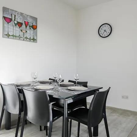 Séjour chez l'habitant F6 1, Private One Small Double Bed Shared Bathroom In Shared Flat