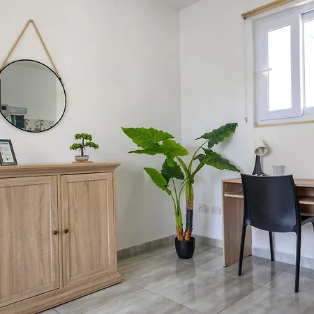 Séjour chez l'habitant F6 1, Private One Small Double Bed Shared Bathroom In Shared Flat