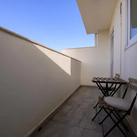 F6 1, Private One Small Double Bed Shared Bathroom In Shared Flat *