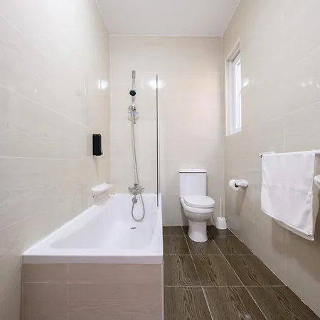 Séjour chez l'habitant F6 1, Private One Small Double Bed Shared Bathroom In Shared Flat