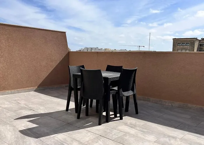 F6 1, Private One Small Double Bed Shared Bathroom In Shared Flat Msida