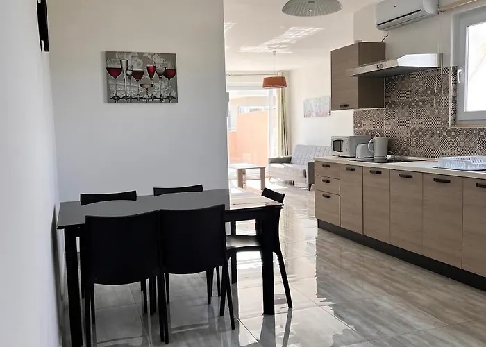 F6 1, Private One Small Double Bed Shared Bathroom In Shared Flat *