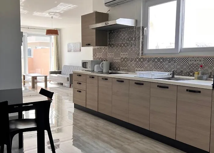 F6 1, Private One Small Double Bed Shared Bathroom In Shared Flat Msida