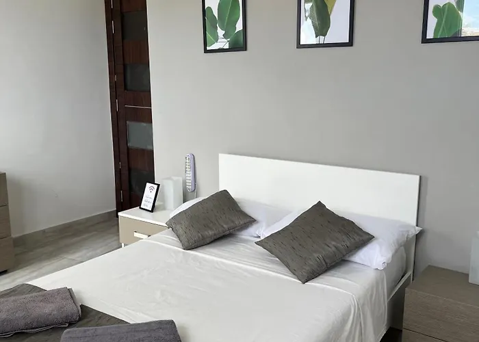 F6 1, Private One Small Double Bed Shared Bathroom In Shared Flat *